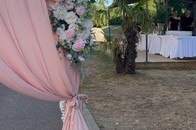 Buffet en plein air avec une variété de plats et boissons, installé sous une tente lors d'un événement convivial.