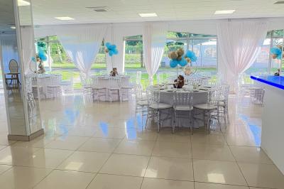 Buffet en plein air avec une variété de plats et boissons, installé sous une tente lors d'un événement convivial.