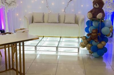 Buffet en plein air avec une variété de plats et boissons, installé sous une tente lors d'un événement convivial.