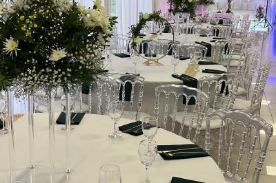 Buffet en plein air avec une variété de plats et boissons, installé sous une tente lors d'un événement convivial.