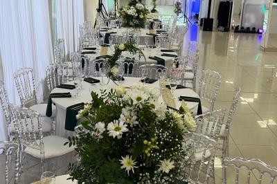 Buffet en plein air avec une variété de plats et boissons, installé sous une tente lors d'un événement convivial.