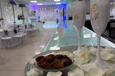 Buffet en plein air avec une variété de plats et boissons, installé sous une tente lors d'un événement convivial.