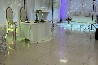 Buffet en plein air avec une variété de plats et boissons, installé sous une tente lors d'un événement convivial.