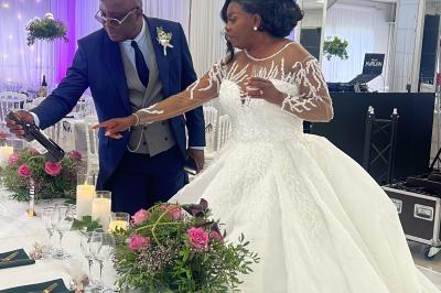 Buffet en plein air avec une variété de plats et boissons, installé sous une tente lors d'un événement convivial.