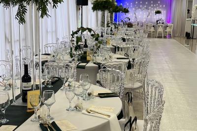 Buffet en plein air avec une variété de plats et boissons, installé sous une tente lors d'un événement convivial.