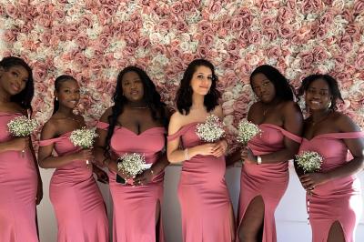 Buffet en plein air avec une variété de plats et boissons, installé sous une tente lors d'un événement convivial.