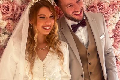 Buffet en plein air avec une variété de plats et boissons, installé sous une tente lors d'un événement convivial.