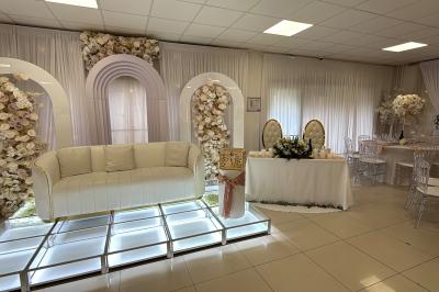 Buffet en plein air avec une variété de plats et boissons, installé sous une tente lors d'un événement convivial.