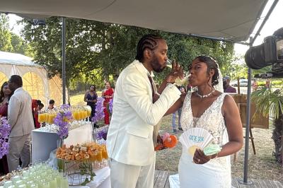 Buffet en plein air avec une variété de plats et boissons, installé sous une tente lors d'un événement convivial.