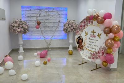 Buffet en plein air avec une variété de plats et boissons, installé sous une tente lors d'un événement convivial.