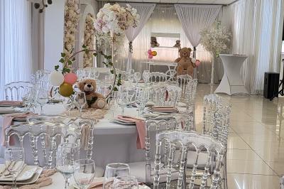 Buffet en plein air avec une variété de plats et boissons, installé sous une tente lors d'un événement convivial.