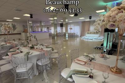 Buffet en plein air avec une variété de plats et boissons, installé sous une tente lors d'un événement convivial.