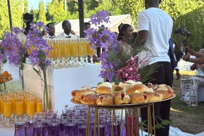 Buffet en plein air avec une variété de plats et boissons, installé sous une tente lors d'un événement convivial.