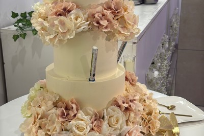 Buffet en plein air avec une variété de plats et boissons, installé sous une tente lors d'un événement convivial.