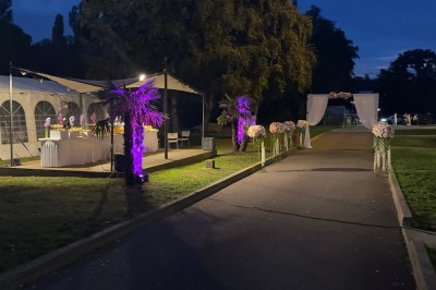 Buffet en plein air avec une variété de plats et boissons, installé sous une tente lors d'un événement convivial.