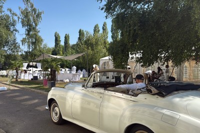 Buffet en plein air avec une variété de plats et boissons, installé sous une tente lors d'un événement convivial.