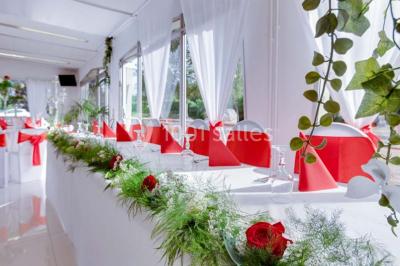 Roc couvert de mousse orné de fleurs colorées, situé dans un parc verdoyant sous des arbres.