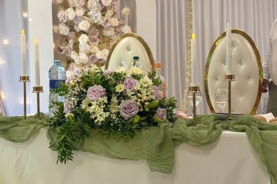 Miniature Location salle Beauchamp (Val-d'Oise) - L'instant Gourmand #20 Buffet décoré de fleurs blanches et vertes, avec des plateaux de fruits et de verrines dans une salle lumineuse.