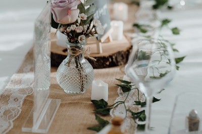 Un couple de dos regarde un feu d'artifice illuminer le ciel nocturne dans un cadre extérieur.