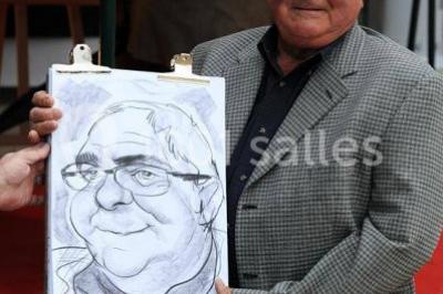 Vue aérienne d'une réception en plein air autour d'une piscine, avec des invités, des tables et des espaces verts…