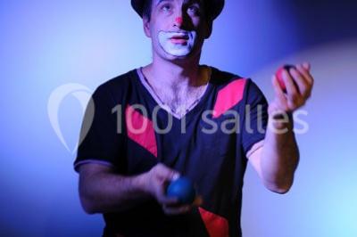 Vue aérienne d'une réception en plein air autour d'une piscine, avec des invités, des tables et des espaces verts…