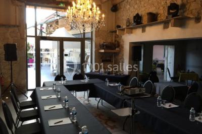 Vue aérienne d'une réception en plein air autour d'une piscine, avec des invités, des tables et des espaces verts…