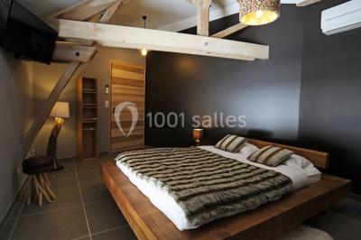 Vue aérienne d'une réception en plein air autour d'une piscine, avec des invités, des tables et des espaces verts…