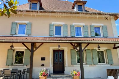 Vue aérienne d'une réception en plein air autour d'une piscine, avec des invités, des tables et des espaces verts…