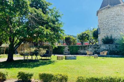 Vue aérienne d'une réception en plein air autour d'une piscine, avec des invités, des tables et des espaces verts…