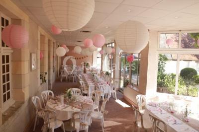 Chambre lumineuse avec lit double, décoration tropicale, plafond avec poutres apparentes et salle de bain attenante.