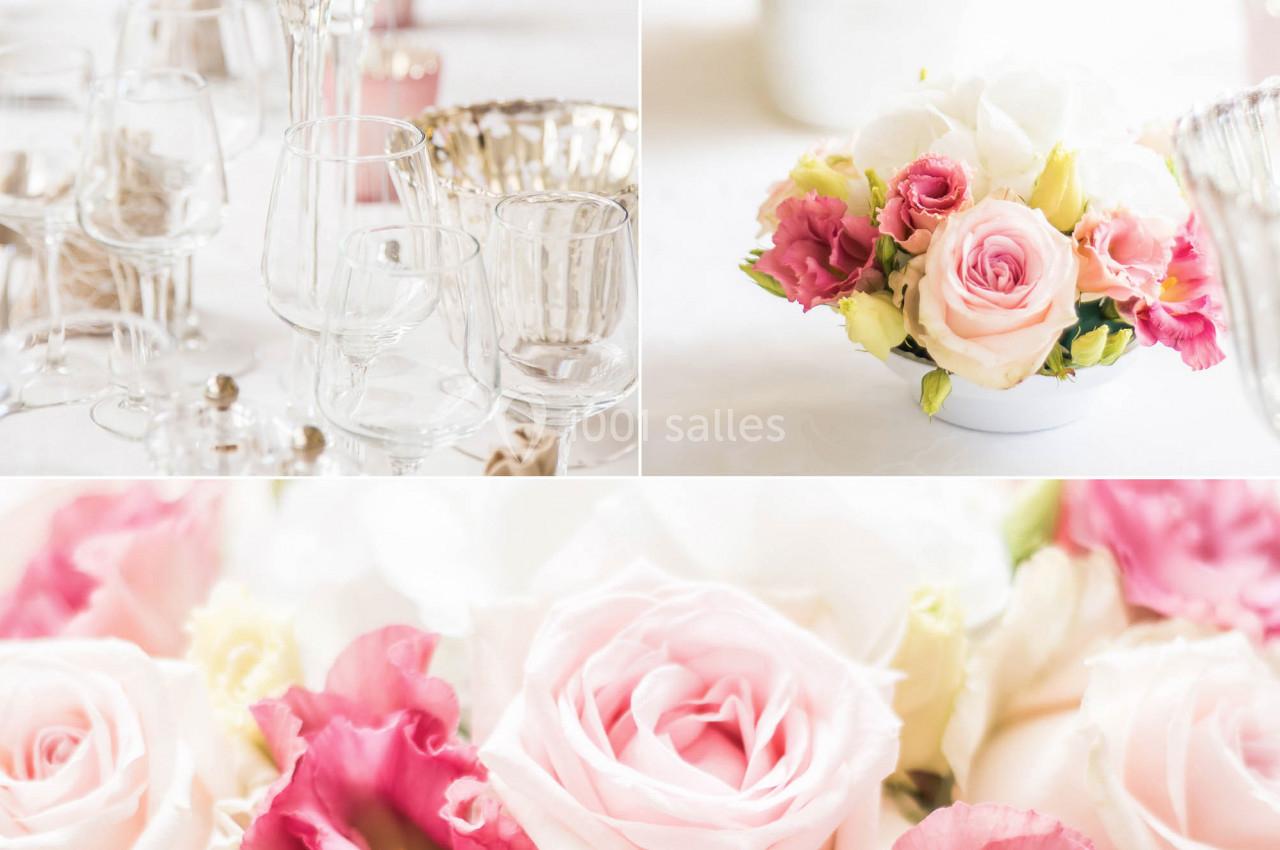 Arrangement floral avec roses roses, lisianthus et hortensias blancs, entouré de verres et chandeliers élégants.