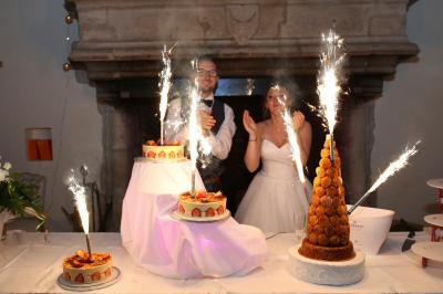 Chambre lumineuse avec lit double, décoration tropicale, plafond avec poutres apparentes et salle de bain attenante.