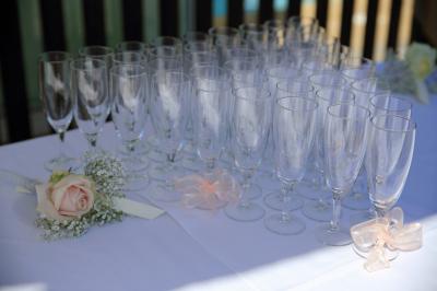 Chambre lumineuse avec lit double, décoration tropicale, plafond avec poutres apparentes et salle de bain attenante.