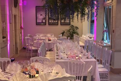 Chambre lumineuse avec lit double, décoration tropicale, plafond avec poutres apparentes et salle de bain attenante.