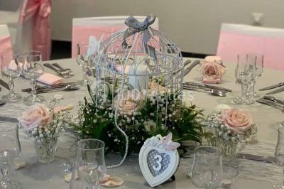 Cuisine professionnelle avec équipements en inox, fours encastrés, étagères murales et hotte d'extraction.