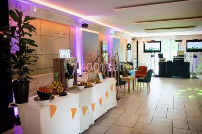 Bâtiment d'hôtel en pierre avec trois étoiles, entouré de végétation et d'une façade partiellement recouverte de lierre.