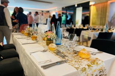 Bâtiment d'hôtel en pierre avec trois étoiles, entouré de végétation et d'une façade partiellement recouverte de lierre.