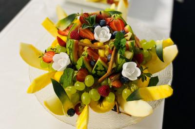 Bâtiment d'hôtel en pierre avec trois étoiles, entouré de végétation et d'une façade partiellement recouverte de lierre.