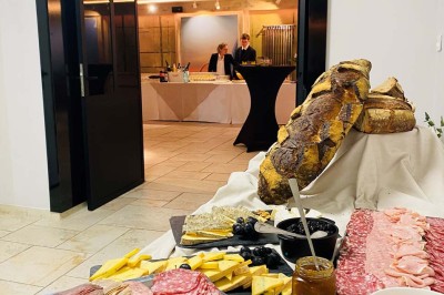 Bâtiment d'hôtel en pierre avec trois étoiles, entouré de végétation et d'une façade partiellement recouverte de lierre.