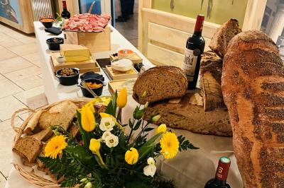 Bâtiment d'hôtel en pierre avec trois étoiles, entouré de végétation et d'une façade partiellement recouverte de lierre.