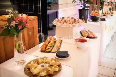 Bâtiment d'hôtel en pierre avec trois étoiles, entouré de végétation et d'une façade partiellement recouverte de lierre.