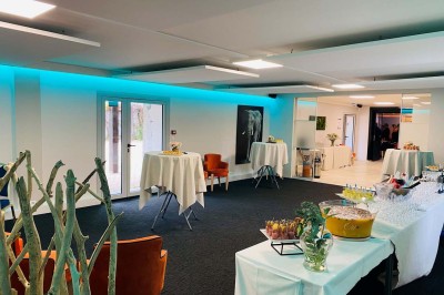 Bâtiment d'hôtel en pierre avec trois étoiles, entouré de végétation et d'une façade partiellement recouverte de lierre.