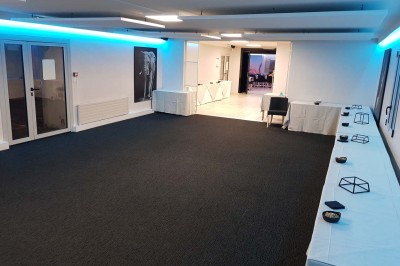 Bâtiment d'hôtel en pierre avec trois étoiles, entouré de végétation et d'une façade partiellement recouverte de lierre.