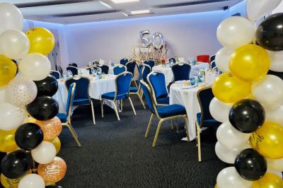 Bâtiment d'hôtel en pierre avec trois étoiles, entouré de végétation et d'une façade partiellement recouverte de lierre.