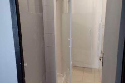 Panneau de signalisation indiquant les directions vers Aunay-sous-Auneau et Auneau, devant un champ de blé sous un ciel…