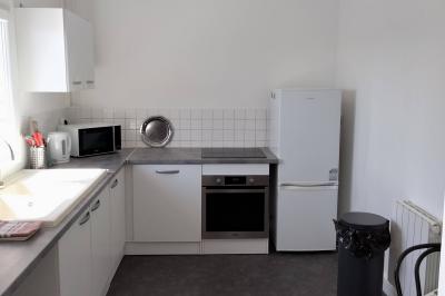 Panneau de signalisation indiquant les directions vers Aunay-sous-Auneau et Auneau, devant un champ de blé sous un ciel…