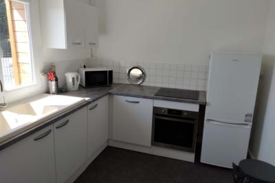 Panneau de signalisation indiquant les directions vers Aunay-sous-Auneau et Auneau, devant un champ de blé sous un ciel…