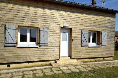 Panneau de signalisation indiquant les directions vers Aunay-sous-Auneau et Auneau, devant un champ de blé sous un ciel…