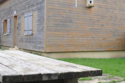 Panneau de signalisation indiquant les directions vers Aunay-sous-Auneau et Auneau, devant un champ de blé sous un ciel…