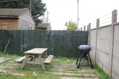 Panneau de signalisation indiquant les directions vers Aunay-sous-Auneau et Auneau, devant un champ de blé sous un ciel…
